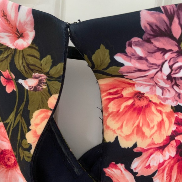 Eliza J
Floral Print Scuba Sheath Dress - Picture 12 of 16